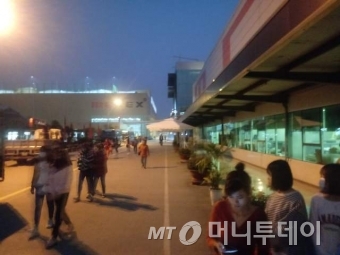 엠씨넥스 베트남 직원들이 12일 작업을 마치고 퇴근하고 있다. 왼쪽에 보이는 건물이 준공을 마친 3공장이다./사진=지영호 기자