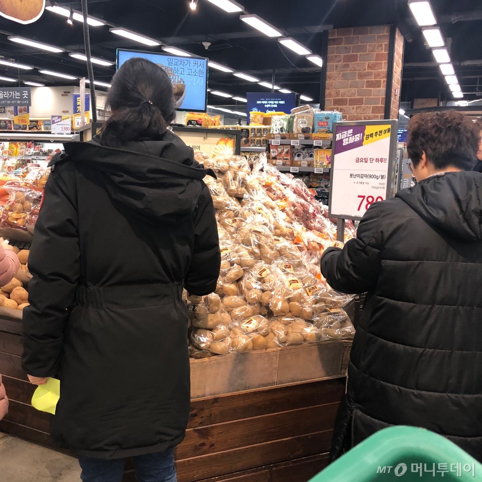 /사진=이마트 마포점에서 '못난이 감자'를 구매하고 있는 소비자들의 모습/임지우 인턴기자