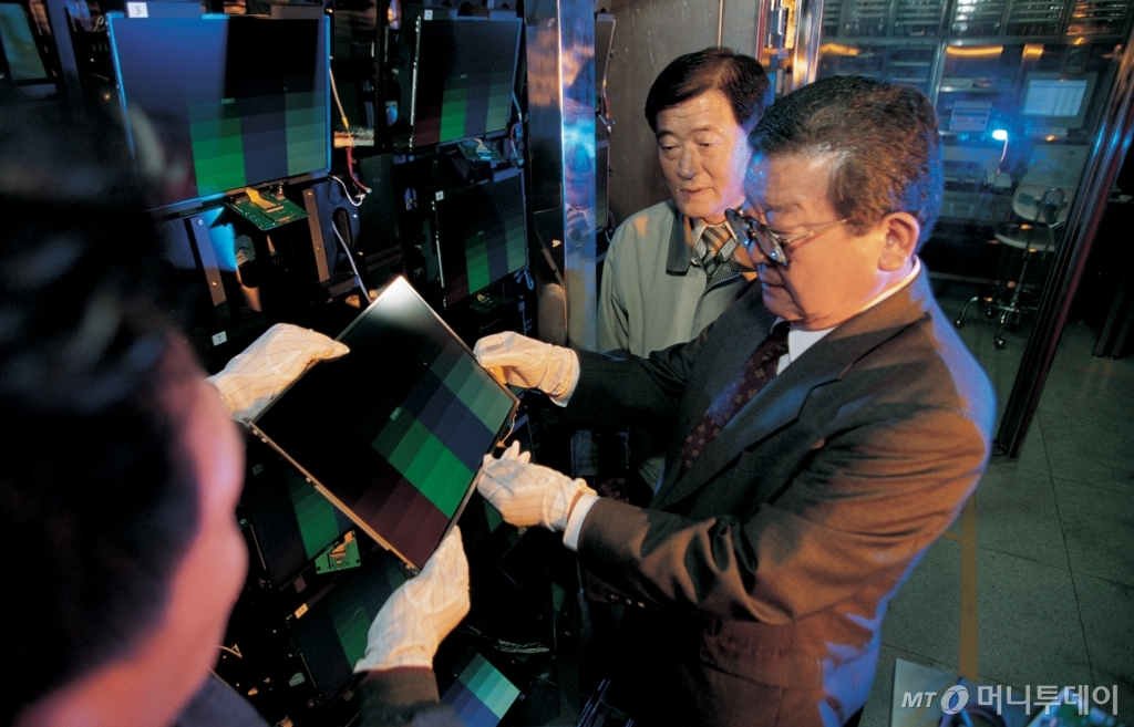 1999년 4월 LG디스플레이 구미공장을 방문한 구 명예회장. /사진제공=LG