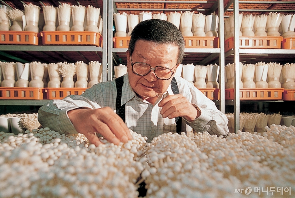 은퇴 후 버섯 재배를 연구 중인 구자경 명예회장. /사진제공=LG
