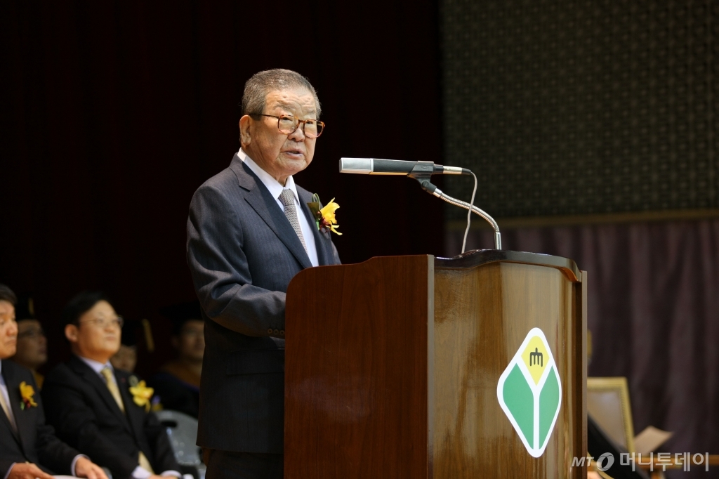 2012년 2월 구 명예회장이 연암대학교 학위수여식에서 인사말을 하고 있다. /사진제공=LG