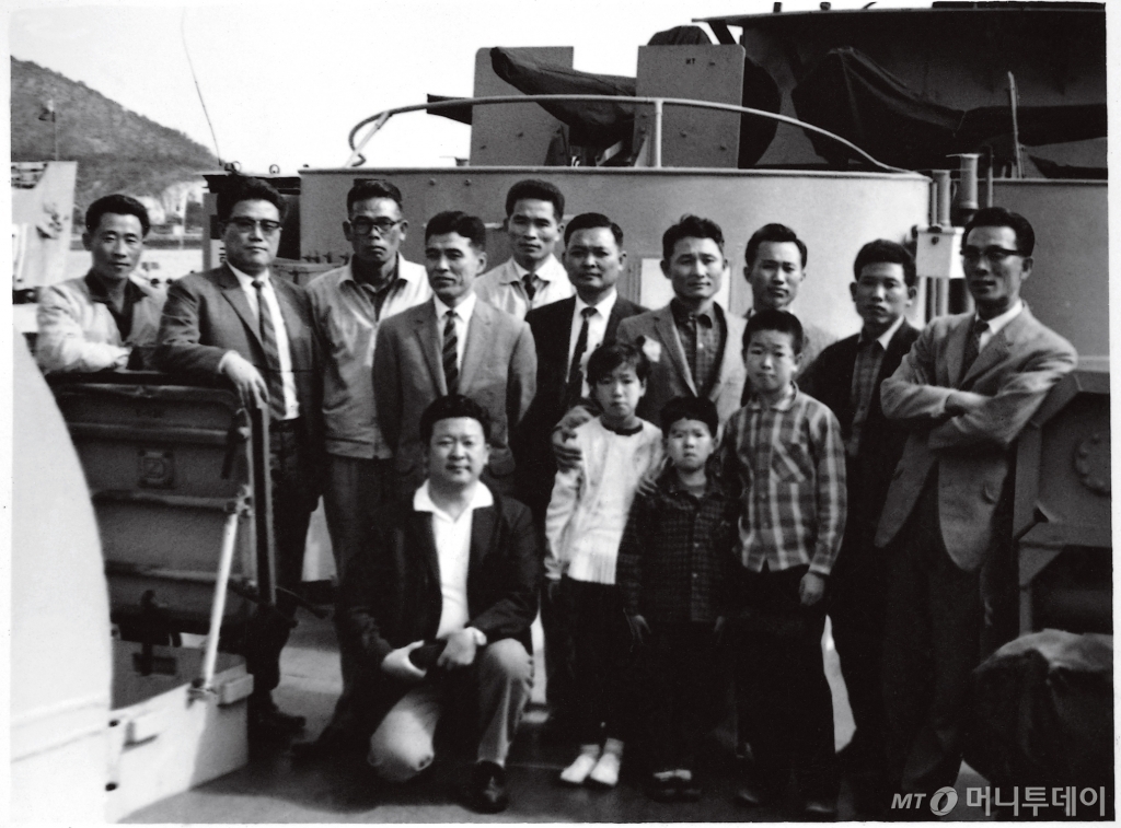 구 명예회장(앞줄)이 LG화학 부산사무실 직원들과 야유회 차 찾은 진해 해군기지의 함선에서 /사진제공=LG