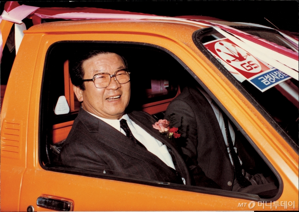 1983년 2월, 금성사 창립25주년을 맞아 적극적인 고객서비스를 위해 마련한 서비스카 발대식에서 서비스카에 시승해 환하게 웃고 있는 구 명예회장 /사진제공=LG