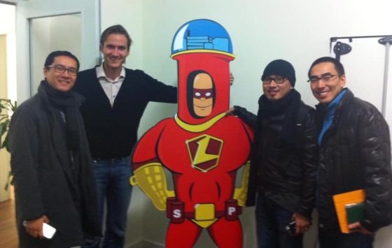 2011년 독일 베를린에서 우아한형제들과 딜리버리히어로 M&A 논의 과정에서 촬영한 기념사진. 왼쪽부터 강석흔 본엔젤스 대표, 니클라스 외스트버그 딜리버리히어로 CEO, 김봉진 우아한형제들 대표, 김광수 우아한형제들 CTO. /출처=강석흔 본엔젤스 대표 페이스북