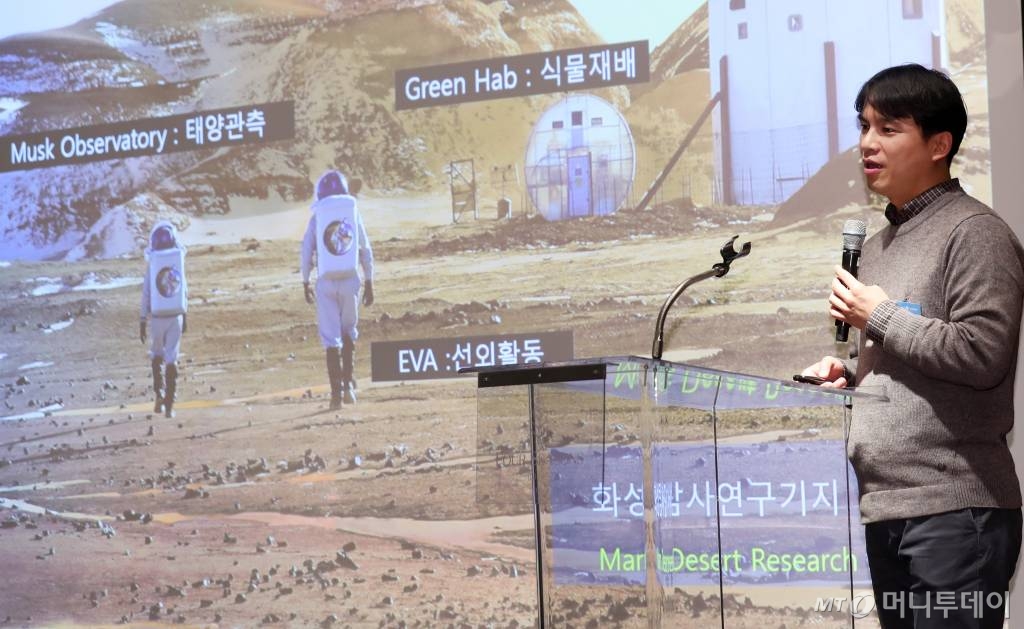 문경수 탐험라이프스타일연구소 대표가 16일 오후 서울 중구 광화문 포시즌스호텔에서 열린 머니투데이 '2019 사이언스 비즈 어워드 & 컨퍼런스'에서 강연을 하고 있다./사진=김휘선 기자