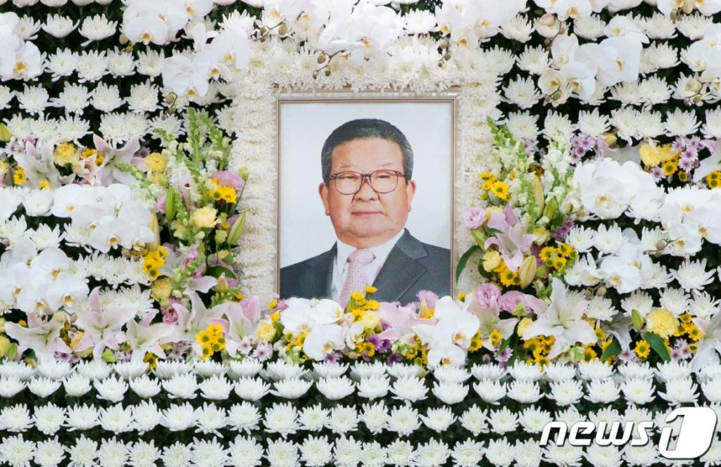 15일 서울 시내 한 병원에 차려진 구자경 LG그룹 명예회장 빈소에 고인의 영정이 걸려 있다. /사진제공=LG