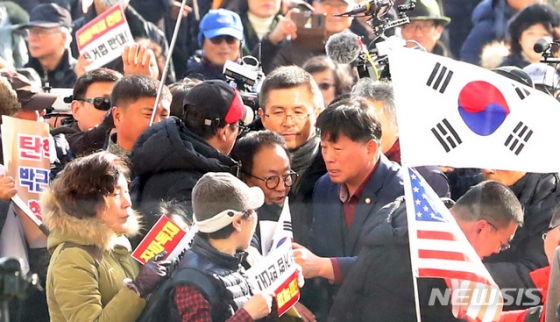 [서울=뉴시스] 이종철 기자  = 16일 오후 서울 여의도 국회 본관 계단 앞에서 공수처법 선거법 날치기 저지 규탄대회를 마친 황교안 자유한국당 대표가 국회 본청으로 들어오기 위해 우리공화당 당원들을 지나치고 있다. 2019.12.16.  jc4321@newsis.com