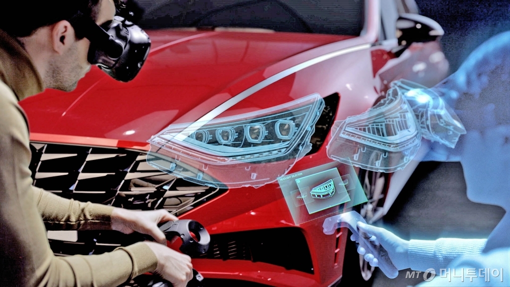 현대·기아차 '버추얼 개발 프로세스'가 가동되는 모습. 디자이너들이 가상으로 구현된 신형 쏘나타 디자인을 가상현실(VR) 기기를 쓰고 살펴보고 있다. /사진제공=현대·기아차