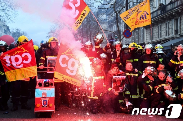 F17일 프랑스 파리에서 열린 연금개편 반대 집회에서 시위참가자들.  © AFP=뉴스1