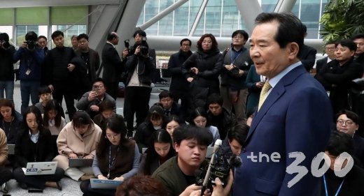  차기 국무총리 후보자로 지명된 정세균 더불어민주당 의원이 17일 오후 서울 여의도 국회 의원회관에서 소감을 말하고 있다. / 사진=홍봉진 기자 honggga@