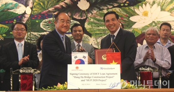수출입은행(은행장 이덕훈, 이하 수은)은 베트남 '흥하교량 건설사업'과 '하노이약학대 건립사업'에 총 1억6200만 달러의 대외경제협력기금(EDCF)을 제공한다고 9일 밝혔다. 

이덕훈 수은 행장은 이날 베트남 하노이 재무부 청사에서 쯩 찌 쭝 차관(사진 오른쪽)을 만나 차관계약서에 서명했다. / 사진제공=수출입은행