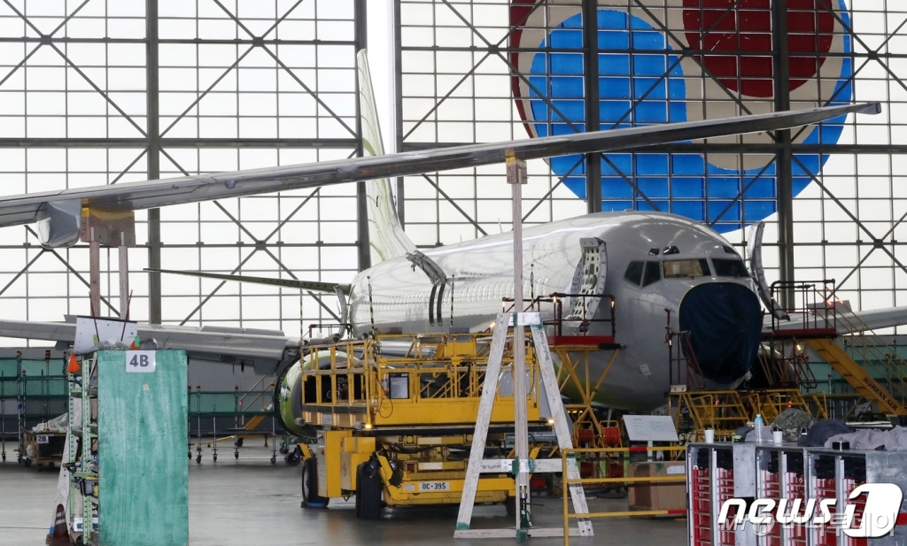 국토부가 서울 강서구 대한항공 격납고에서 균열이 발생한 보잉737NG 항공기 동체 수리현장을 공개했다. /사진제공=뉴스1
