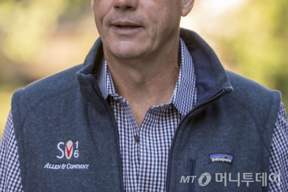 지난 2016년 글로벌 재계 회의인 '앨런 앤 코 컨퍼런스'에 참가한 팀 백스터 전 삼성전자 북미 총괄 사장이 맞춤형 파타고니아 조끼를 입고 있다. /사진=블룸버그.