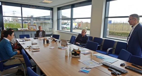 북부 네덜란드의 그린 수소 생산 프로젝트인 하이스톡(HyStock) 관계자들과 대화를 나누는 이주원 주한 네덜란드 대사관 선임상무관(맨왼쪽)/사진=장시복 기자