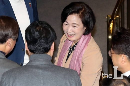  추미애 법무부 장관 후보자가 10일 오전 서울 여의도 국회에서 열린 본회의에 참석해 의원들과 인사하고 있다. / 사진=이기범 기자 leekb@