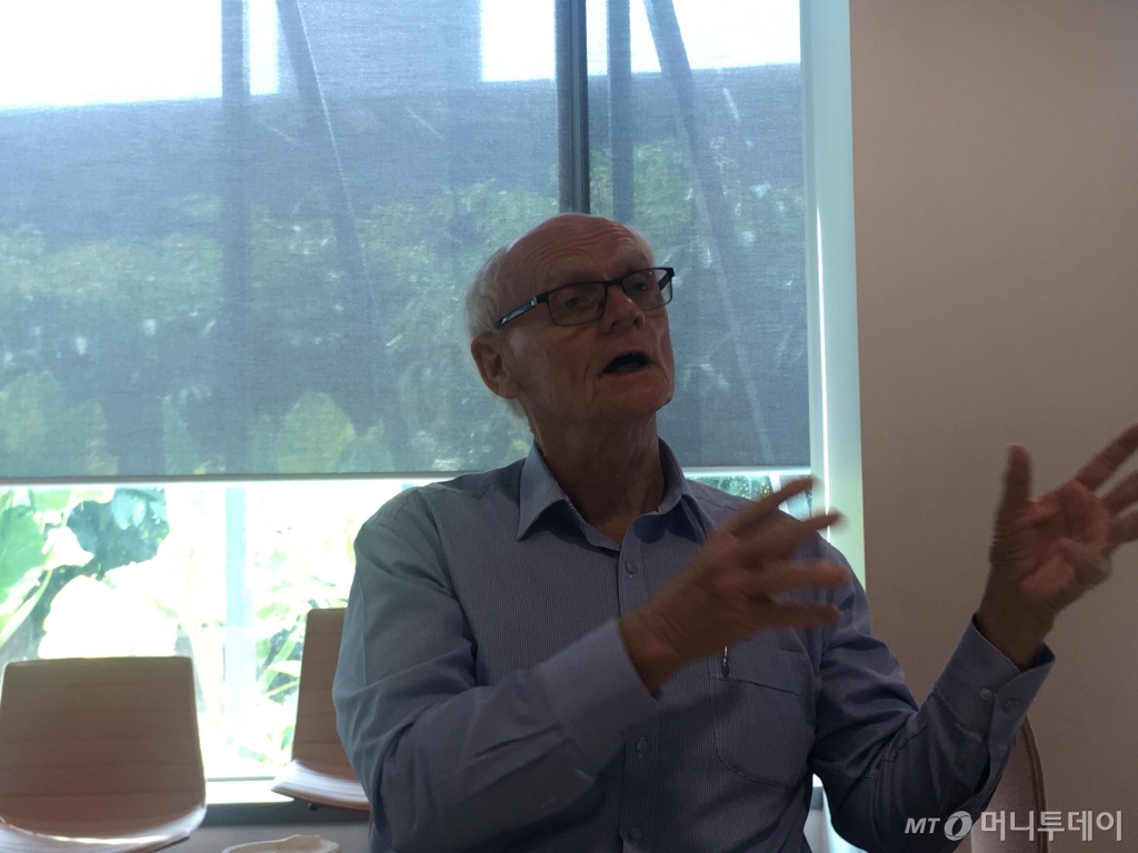 호주 퀸즐랜드공대(QUT) 이안 맥키넌 교수가 기자와 만나 퀸즐랜드주(브리즈번)의 친환경수소 전략을 설명하고 있다./사진=우경희 기자