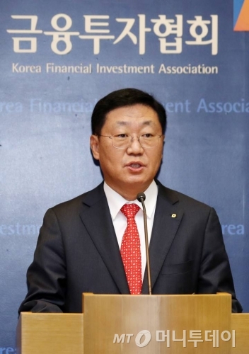 제5대 금융투자협회장에 당선된 나재철 대신증권 대표이사가 20일 오후 서울 영등포구 금융투자협회 열린 '2019년도 제1차 임시총회'를 마치고 당선 소감을 전하고 있다. / 사진=김휘선 기자 hwijpg@