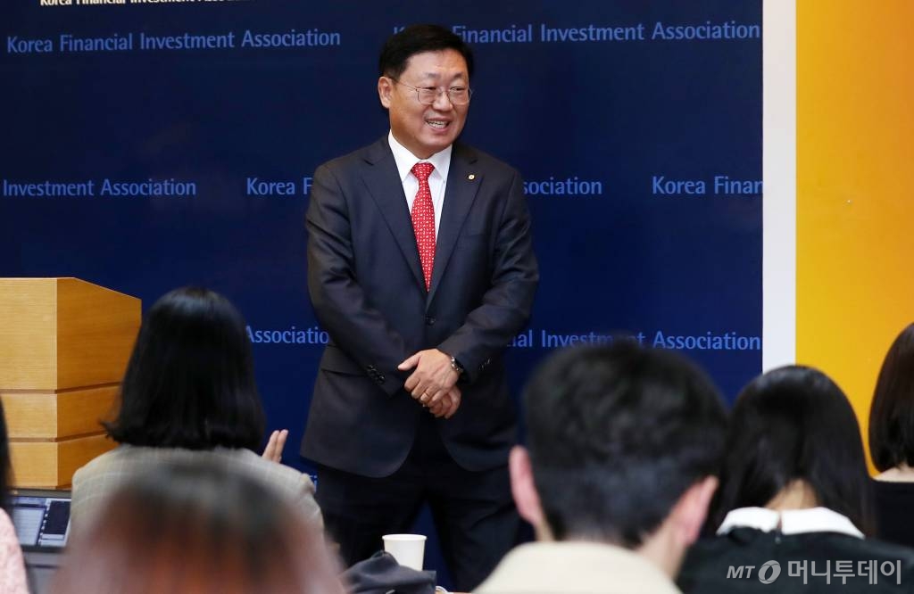 제5대 금융투자협회장에 당선된 나재철 대신증권 대표이사가 20일 오후 서울 영등포구 금융투자협회 열린 '2019년도 제1차 임시총회'를 마친 뒤 취재진에게 인사를 하고 있다. / 사진=김휘선 기자 hwijpg@