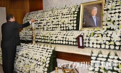 서울 서대문구 신촌 세브란스 병원 장례식장에 마련된 조양호 한진그룹 회장의 빈소에서 한 직원이 촛불을 켜고 있다.