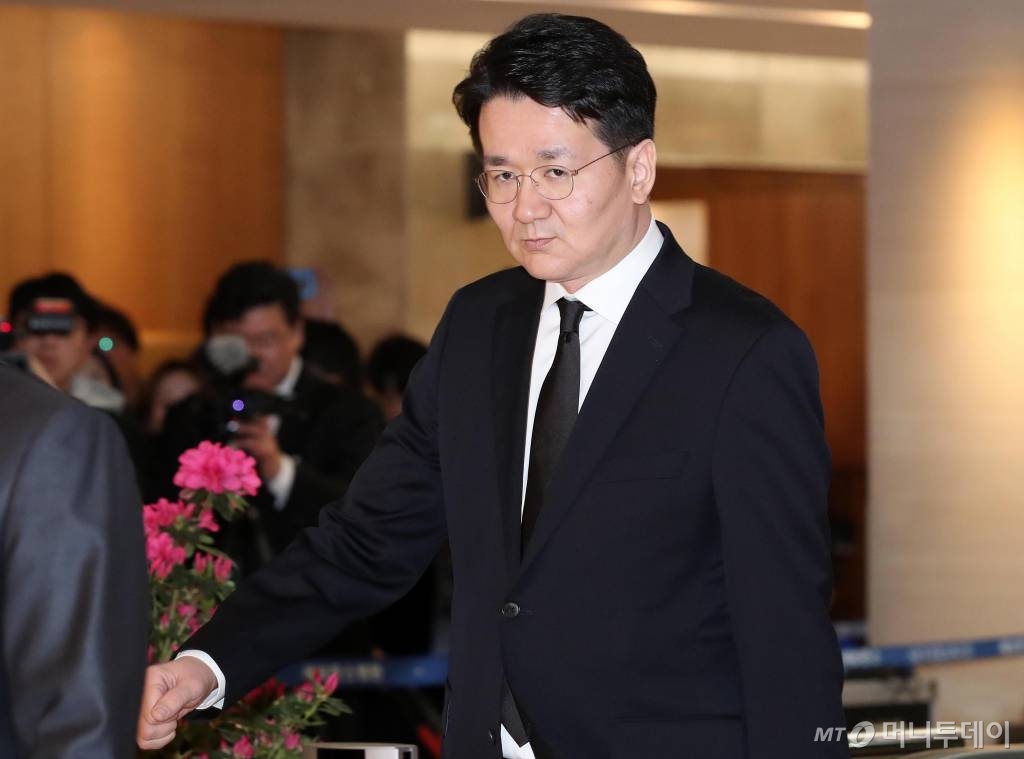 조원태 한진그룹 회장이 지난 4월12일 서울 서대문구 신촌세브란스병원 장례식장에 마련된 故 조양호 전 한진그룹 회장의 빈소로 들어서고 있다. /사진=이동훈 기자