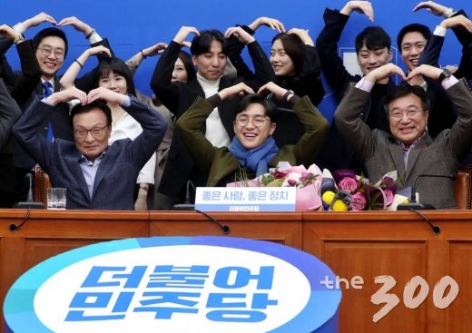  자유한국당 황교안 대표가 4일 오후 서울 여의도 국회에서 열린 총선기획단 임명장 수여식 및 1차 회의에서 기획단과 함께 기념촬영하고 있다. / 사진=홍봉진 기자 honggga@