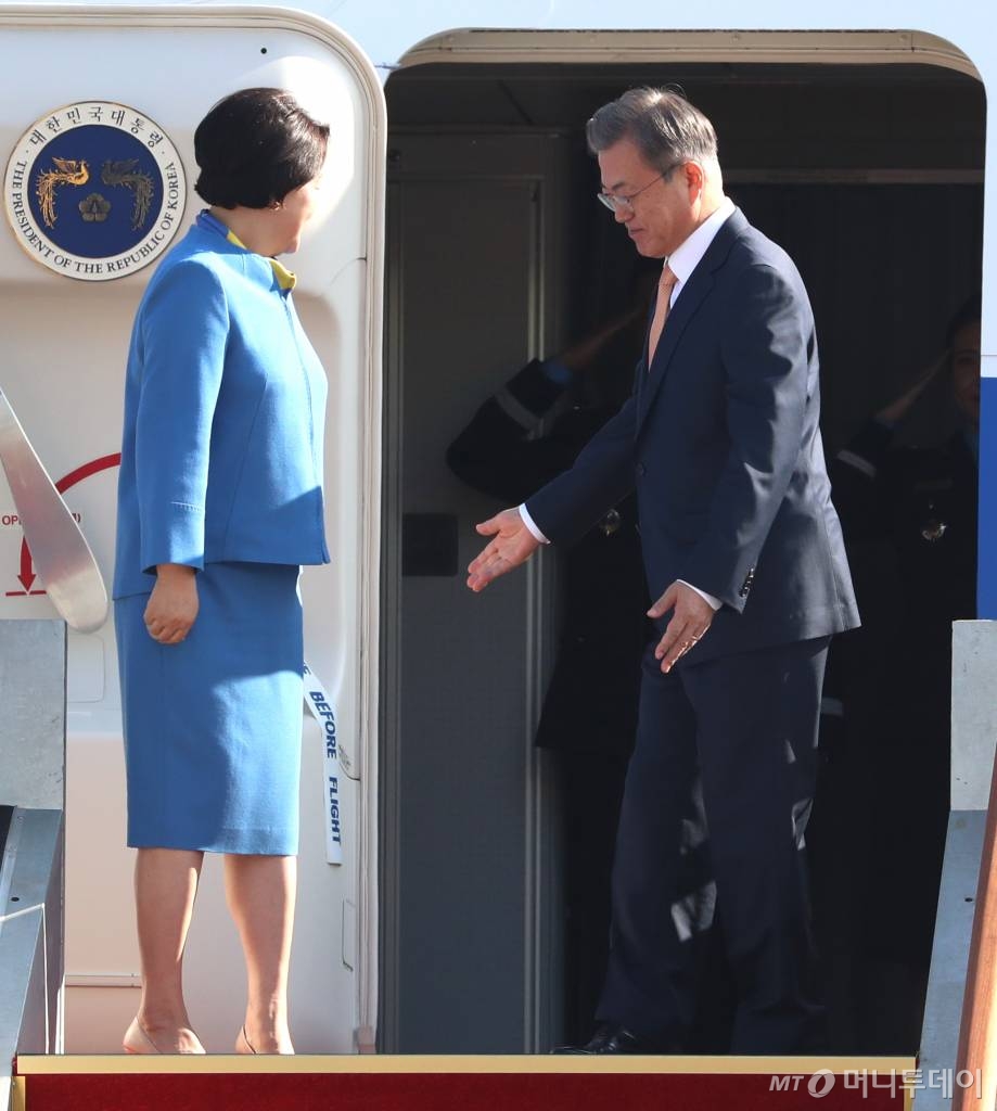 문재인 대통령과 김정숙 여사가 한·아세안(ASEAN) 정상회의와 아시아·태평양경제협력체(APEC) 정상회의 참석을 위해 13일 오전 경기도 성남 서울공항을 통해 출국하고 있다. / 사진=이기범 기자 leekb@