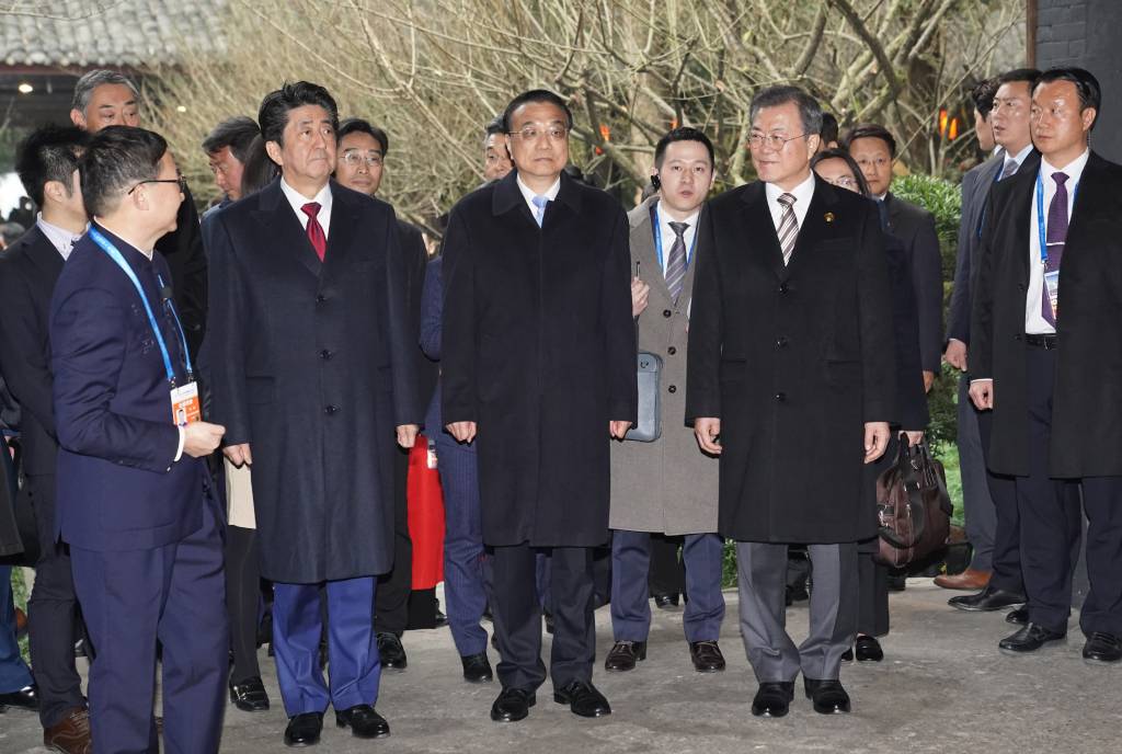 [청두(중국)=뉴시스]배훈식 기자 = 문재인 대통령과 리커창 중국 총리, 아베 일본 총리가 24일(현지시간) 중국 쓰촨성 청두 두보초당을 관람하고 있다. 2019.12.24.   dahora83@newsis.com