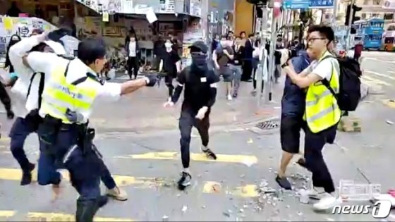 홍콩 경찰이 11월 11일 오전 시위대 한 명을 향해 실탄을 발사했다. 이 남성은 신장·간 일부를 제거하는 수술을 받았고 생명은 지켰다. /사진=뉴스1