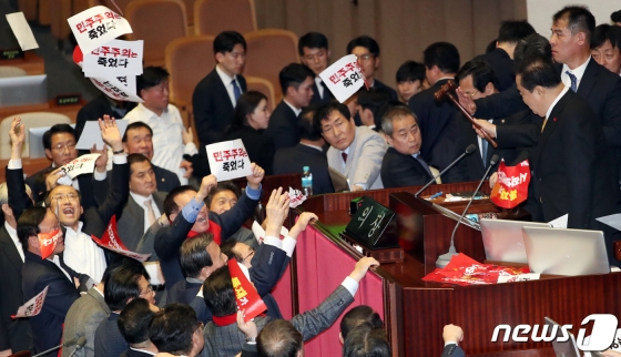 (서울=뉴스1) 김명섭 기자 = 문희상 국회의장이 27일 서울 여의도 국회에서 열린 본회의에서 자유한국당 의원들의 반대 속에 공직 선거법 일부 개정안을 가결하고 있다. 2019.12.27/뉴스1   <저작권자 © 뉴스1코리아, 무단전재 및 재배포 금지>