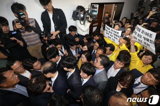 지난 4월26일 오후 서울 여의도 국회 정치개혁 특별위원회 전체회의장 앞에서 자유한국당 의원과 당직자 등이 공직선거법 개정안 신속처리안건(패스트트랙) 지정동의의 건 통과를 막기 위해 입구를 막아서고 있다. / 사진제공=뉴스1