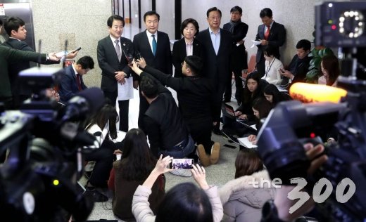 바른미래당 손학규, 정의당 심상정, 민주평화당 정동영, 대안신당 유성엽 대표가 이달 18일 오후 서울 여의도 국회에서 선거법 단일안 합의한 뒤 합의 내용에 대해 이야기하고 있다. / 사진=홍봉진 기자 honggga@