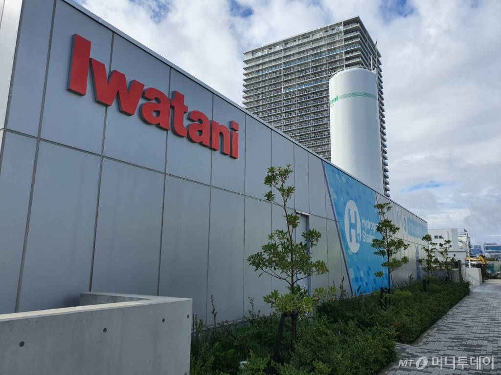 지난 10월 '도쿄모터쇼' 기간에 방문한 일본 도쿄 고토구에 위치한 '이와타니 수소충전소 도쿄 아리아케'. 도쿄 내 유일하게 액화수소 충전이 가능한 곳으로 기존 기화한 수소로 충전하는 것보다 효율이 높다. 1시간에 수소전기버스 4대 또는 16대 수소전기차를 충전할 수 있다. /사진=이건희 기자