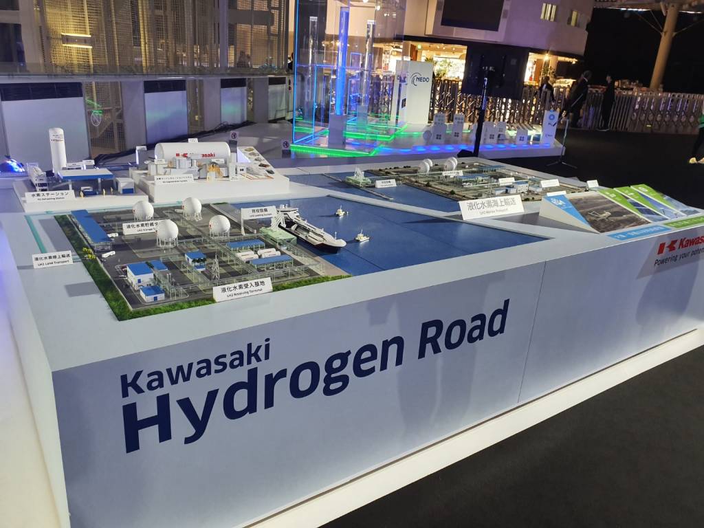 가와사키중공업이 지난해 10월 일본 도쿄에서 열린 '2019 도쿄 모터쇼'에서 자사 수소 관련 계획이 담긴 모형을 전시한 모습. 이 계획의 일환으로 지난해 12월 가와사키중공업은 세계 최초 '액화수소운반선'을 진수했다. /사진=이건희 기자