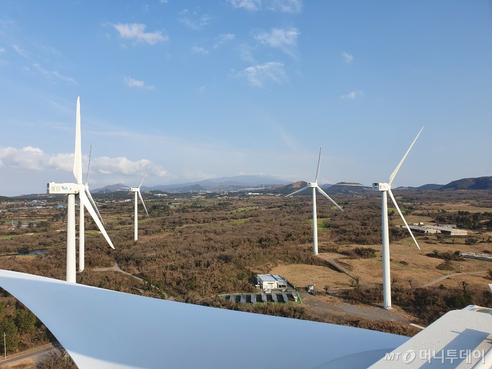 제주도 제주시에 위치한 한국중부발전 제주발전본부 상명풍력발전소 전경. 이곳에선 풍력에너지를 활용해 '그린 수소'를 생산하는 '하이브리드 수소 변환 및 발전 시스템' 개발 실증 사업이 진행 중이다. /사진제공=한국중부발전