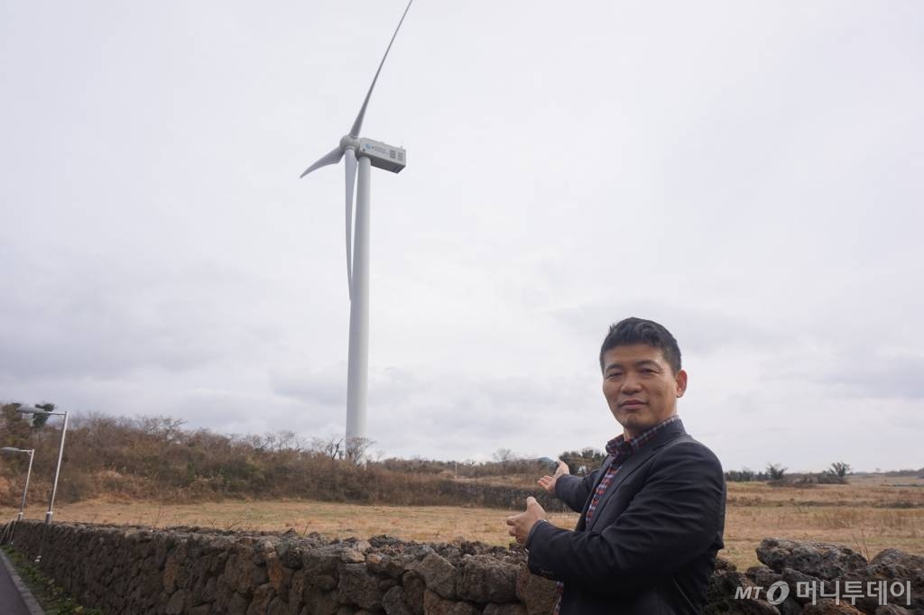 박가우 지필로스 대표가 제주도 제주시에 위치한 한국중부발전 제주발전본부 상명풍력발전소 내 '수소 생산 시스템'이 설치될 곳을 배경으로 자리한 모습. 지필로스는  풍력에너지를 활용해 '그린 수소'를 생산하는 '하이브리드 수소 변환 및 발전 시스템' 개발 실증 사업에 주관자로 참여 중이다. /사진=이건희 기자
