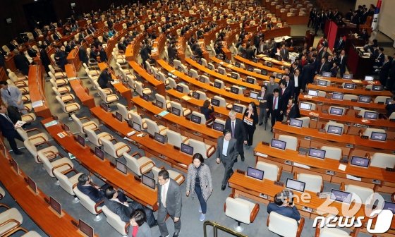 (서울=뉴스1) 김명섭 기자 = 자유한국당 의원들이 27일 서울 여의도 국회에서 열린 본회의에서 공직 선거법 일부 개정안이 가결되자 본회의장을 빠져나가고 있다. 2019.12.27/뉴스1   <저작권자 © 뉴스1코리아, 무단전재 및 재배포 금지>