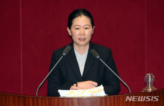 권은희 바른미래당 의원이 28일 새벽 서울 여의도 국회에서 '고위공직자범죄수사처(공수처) 법안'에 대한 필리버스터(무제한 토론)를 하고 있다. / 사진제공=뉴시스
