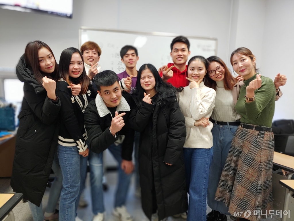이화선(오른쪽) 강사가 담임을 맡은 대진대 한국어센터 중급반 베트남 학생들. /포천=김고금평 기자