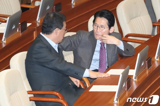 윤소하 정의당 원내대표와 유성엽 대안신당 창당준비위원장이 24일 오후 서울 여의도 국회에서 열린 제372회 국회 (임시회) 제1차 본회의에서 이야기를 나누고 있다. / 사진제공=뉴스1