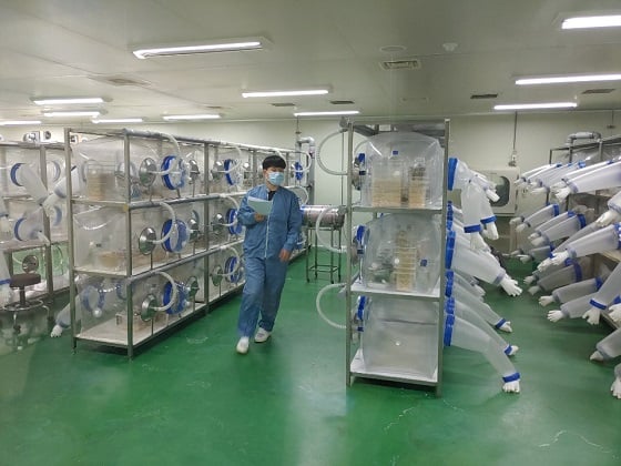 케이지 속 흰 쥐의 외부특성을 관찰 기록중인 생명연 연구원/사진=류준영 기자