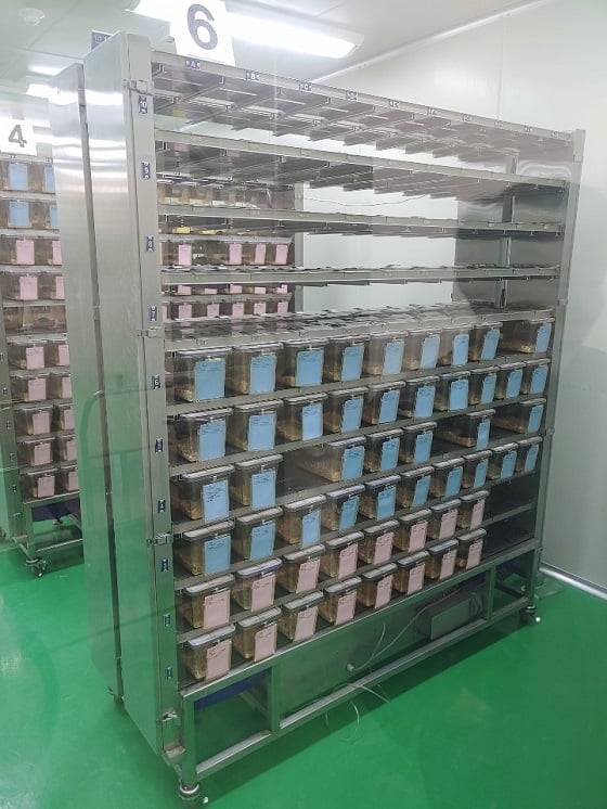 아이솔레이트룸(격리실) 외부로 난 창에서 찍은 내부/사진=류준영 기자