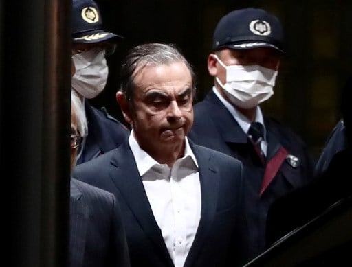 지난 4월 카를로스 곤 전 닛산 회장이 보석으로 일본 도쿄구치소에서 걸어나오고 있다. /사진=AFP