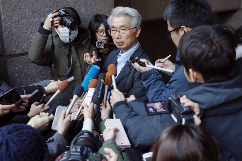 [도쿄=AP/뉴시스]31일 카를로스 곤 전 닛산 회장의 변호인인 히로나카 준이치로 변호사가 도쿄 자신의 사무실로 향하며 기자들에게 발언하고 있다.