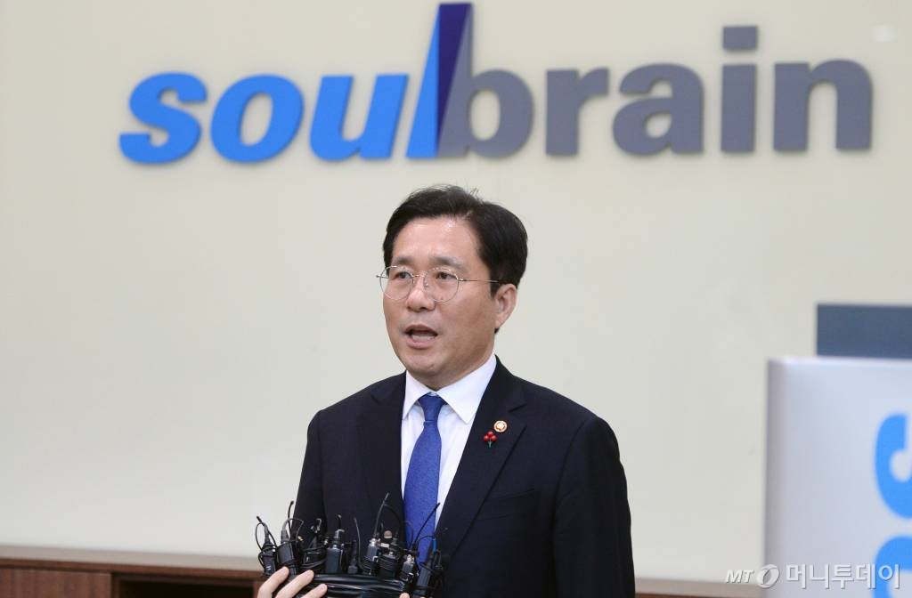 성윤모 산업통상자원부 장관은 2일 충남 공주 솔브레인 공장을 방문해 인사말을 하고 있다. 2020.01.02./사진제공=산업통상자원부