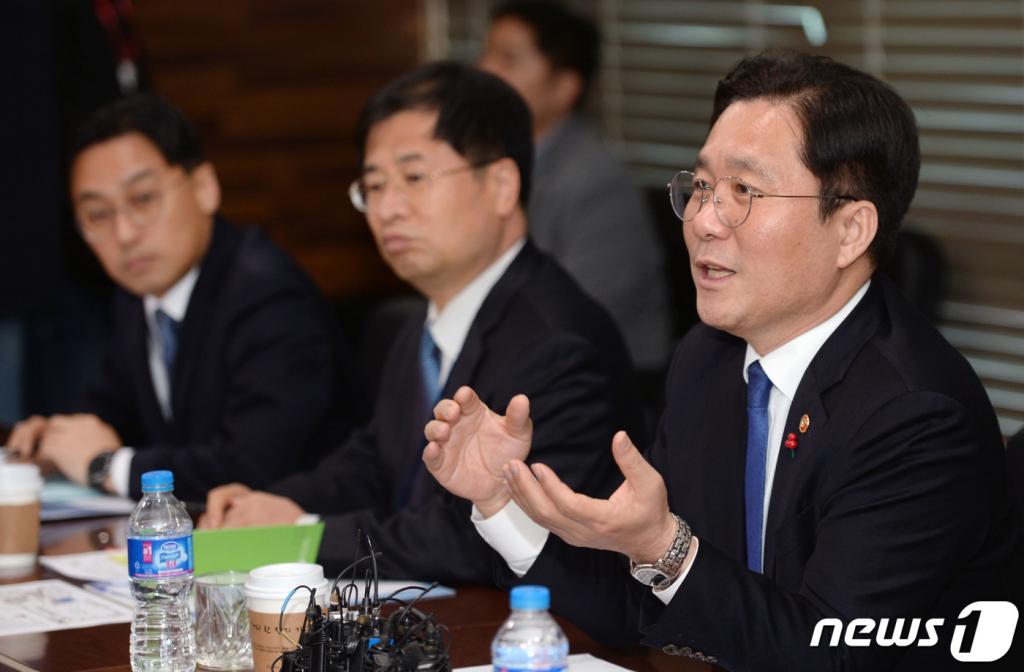 성윤모 산업통상자원부 장관이 2일 오후 충남 공주시 화학 소재 전문기업인 솔브레인 공장을 찾아 기업 현장애로를 청취하고, 인사말을 하고 있다. /사진제공=산업통상자원부