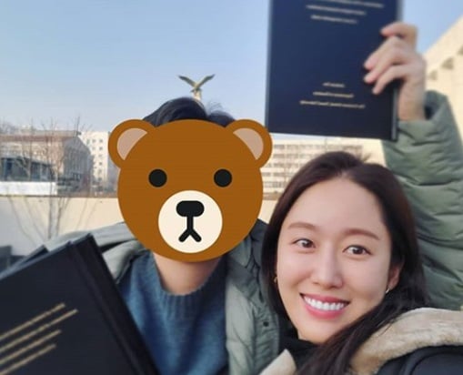 전혜빈(오른쪽)과 박사 학위를 취득한 전혜빈의 남편(왼쪽). / 사진 = 전혜빈 인스타그램