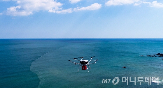 응급물품을 수송 중인 두산모빌리티이노베이션의 수소 드론(DS30)/사진제공=두산