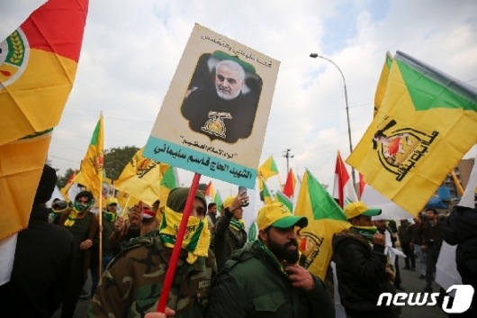 4일 이라크 시민들이 거셈 솔레이마니 이란 쿠드스군 사령관의 장례 행렬에 참여하고 있다. © AFP=뉴스1