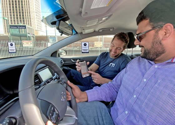 모션랩 전략담당 데이브 갤런(Dave Gallon) 상무가 4일(현지시간) 미국 로스앤젤레스 현지 고객에게 서비스에 대해 설명하고 있다./사진제공=현대차