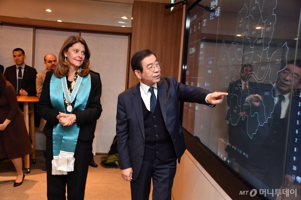 박원순 서울시장이 지난 16일 시장 집무실을 방문한 마르따 루시아 라미레스 콜롬비아 부통령에게 '디지털 시민시장실'을 직접 시연하고 있다. 서울시는 지난 2017년 세계 최초로 서울시 빅데이터와 시정 정보를 집적해 '디저털 시민시장실'을 구현했다. 화재 등 재난 안전 상황부터 교통상황, 기후 등 서울의 모든 현황을 한 눈에 파악할 수 있다. 사진제공=서울시
